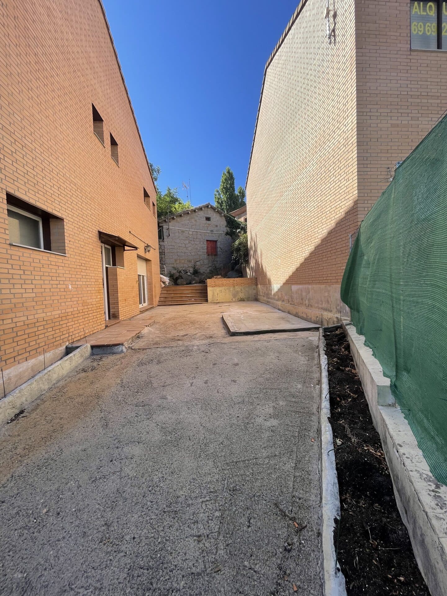 Fachada lateral de ladrillo visto