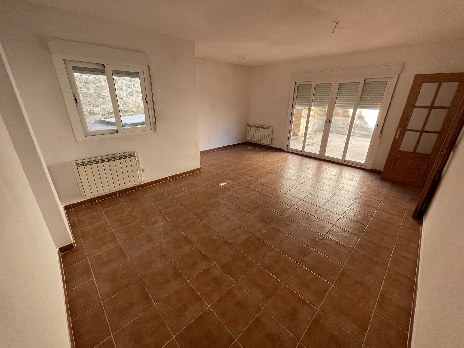 Salón amplio con grandes ventanales